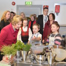 29. november: Dronningen deler ut Dronning Sonja skolepris til Ila barneskole i Trondheim. Foto:  Dronningen fikk besøke kjøkkenet der elevene var i full gang. scanpix